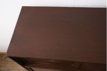 茶箪笥を使いやすくリメイク!ガラス戸がある段を、組子ガラス入りの観音扉仕様の棚に変更。扉に房付きの取っ手を取り付け。他の取っ手や引き手を交換し、脚を取り付け。既存の塗装は剥離し、深みのある赤色に着色仕上げ。