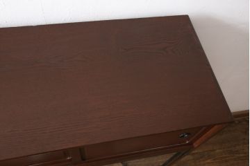 茶箪笥を使いやすくリメイク!ガラス戸がある段を、組子ガラス入りの観音扉仕様の棚に変更。扉に房付きの取っ手を取り付け。他の取っ手や引き手を交換し、脚を取り付け。既存の塗装は剥離し、深みのある赤色に着色仕上げ。
