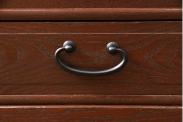 茶箪笥を使いやすくリメイク!ガラス戸がある段を、組子ガラス入りの観音扉仕様の棚に変更。扉に房付きの取っ手を取り付け。他の取っ手や引き手を交換し、脚を取り付け。既存の塗装は剥離し、深みのある赤色に着色仕上げ。