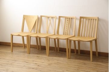 ダイニングチェア4脚をストリップド加工してリメイク!1脚の背もたれの耳をカットし、すべての椅子の座面前方を丸く面取り。現状の塗膜、着色料を剥離し、ワックス仕上げ。