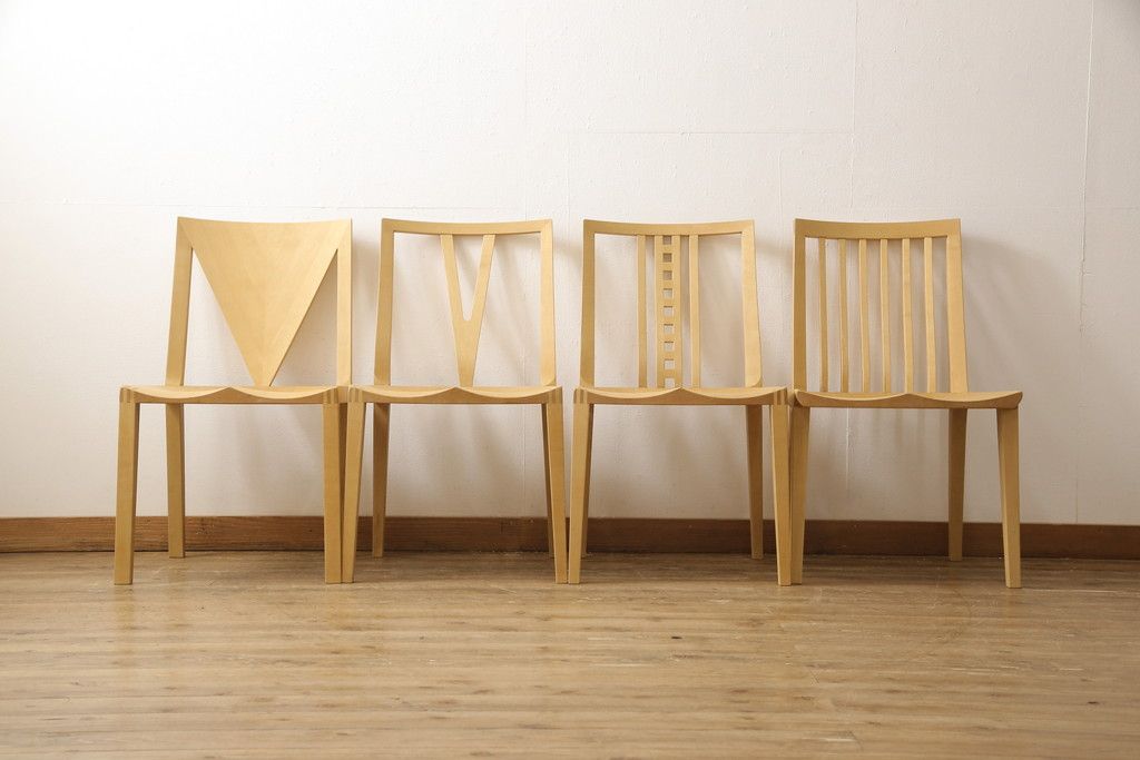 ダイニングチェア4脚をストリップド加工してリメイク!1脚の背もたれの耳をカットし、すべての椅子の座面前方を丸く面取り。現状の塗膜、着色料を剥離し、ワックス仕上げ。