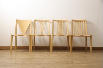 ダイニングチェア4脚をストリップド加工してリメイク!1脚の背もたれの耳をカットし、すべての椅子の座面前方を丸く面取り。現状の塗膜、着色料を剥離し、ワックス仕上げ。