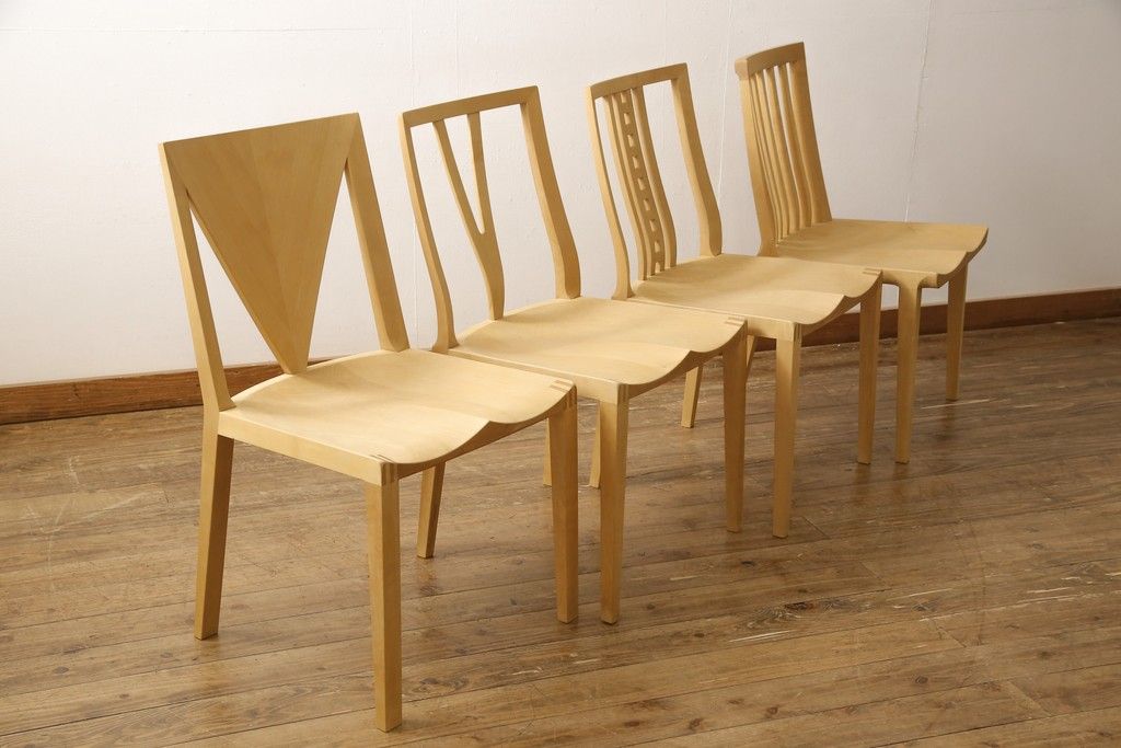 ダイニングチェア4脚をストリップド加工してリメイク!1脚の背もたれの耳をカットし、すべての椅子の座面前方を丸く面取り。現状の塗膜、着色料を剥離し、ワックス仕上げ。