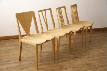 ダイニングチェア4脚をストリップド加工してリメイク!1脚の背もたれの耳をカットし、すべての椅子の座面前方を丸く面取り。現状の塗膜、着色料を剥離し、ワックス仕上げ。