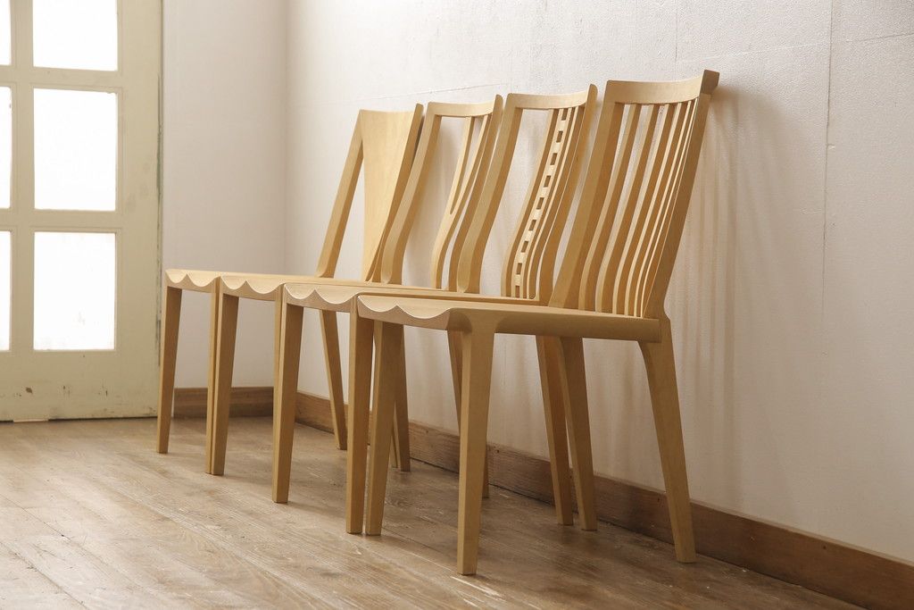 ダイニングチェア4脚をストリップド加工してリメイク!1脚の背もたれの耳をカットし、すべての椅子の座面前方を丸く面取り。現状の塗膜、着色料を剥離し、ワックス仕上げ。