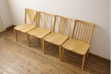 ダイニングチェア4脚をストリップド加工してリメイク!1脚の背もたれの耳をカットし、すべての椅子の座面前方を丸く面取り。現状の塗膜、着色料を剥離し、ワックス仕上げ。