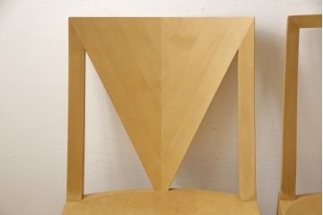 ダイニングチェア4脚をストリップド加工してリメイク!1脚の背もたれの耳をカットし、すべての椅子の座面前方を丸く面取り。現状の塗膜、着色料を剥離し、ワックス仕上げ。