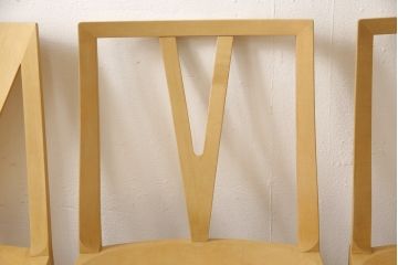 ダイニングチェア4脚をストリップド加工してリメイク!1脚の背もたれの耳をカットし、すべての椅子の座面前方を丸く面取り。現状の塗膜、着色料を剥離し、ワックス仕上げ。