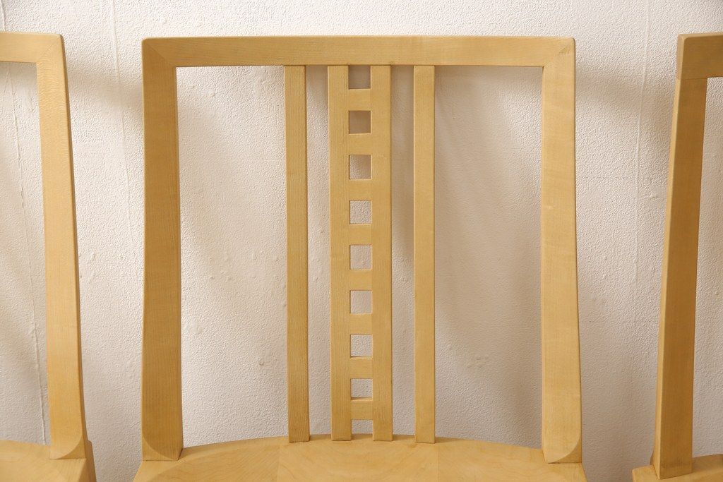 ダイニングチェア4脚をストリップド加工してリメイク!1脚の背もたれの耳をカットし、すべての椅子の座面前方を丸く面取り。現状の塗膜、着色料を剥離し、ワックス仕上げ。