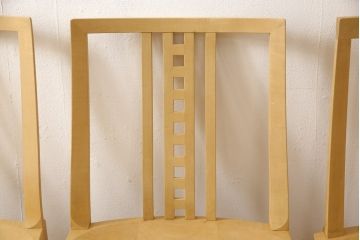 ダイニングチェア4脚をストリップド加工してリメイク!1脚の背もたれの耳をカットし、すべての椅子の座面前方を丸く面取り。現状の塗膜、着色料を剥離し、ワックス仕上げ。