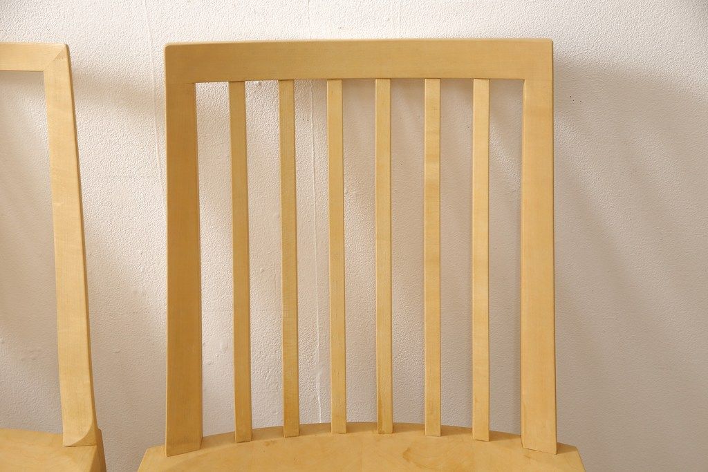 ダイニングチェア4脚をストリップド加工してリメイク!1脚の背もたれの耳をカットし、すべての椅子の座面前方を丸く面取り。現状の塗膜、着色料を剥離し、ワックス仕上げ。