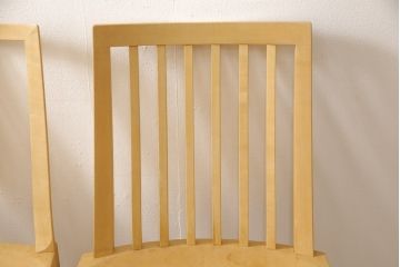 ダイニングチェア4脚をストリップド加工してリメイク!1脚の背もたれの耳をカットし、すべての椅子の座面前方を丸く面取り。現状の塗膜、着色料を剥離し、ワックス仕上げ。