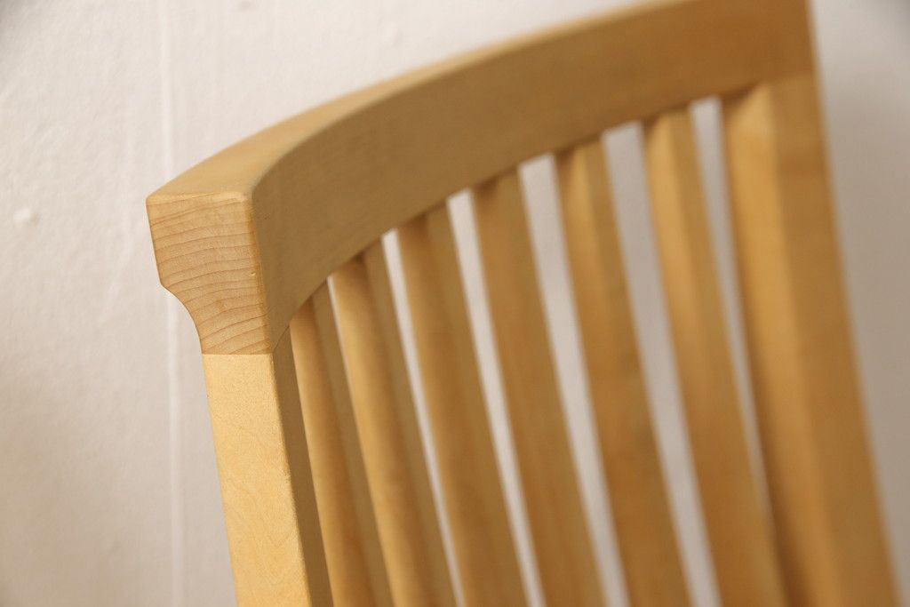 ダイニングチェア4脚をストリップド加工してリメイク!1脚の背もたれの耳をカットし、すべての椅子の座面前方を丸く面取り。現状の塗膜、着色料を剥離し、ワックス仕上げ。