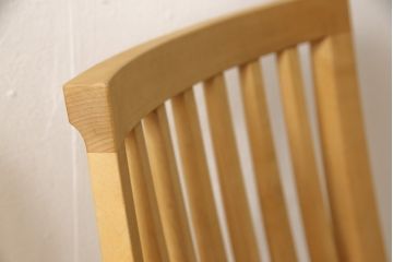 ダイニングチェア4脚をストリップド加工してリメイク!1脚の背もたれの耳をカットし、すべての椅子の座面前方を丸く面取り。現状の塗膜、着色料を剥離し、ワックス仕上げ。