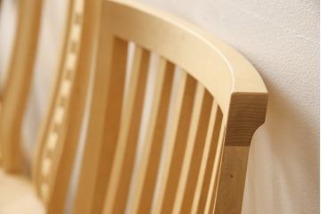 ダイニングチェア4脚をストリップド加工してリメイク!1脚の背もたれの耳をカットし、すべての椅子の座面前方を丸く面取り。現状の塗膜、着色料を剥離し、ワックス仕上げ。