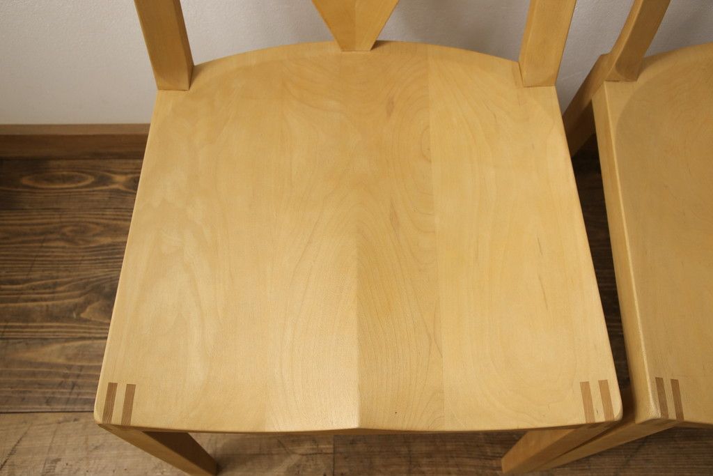 ダイニングチェア4脚をストリップド加工してリメイク!1脚の背もたれの耳をカットし、すべての椅子の座面前方を丸く面取り。現状の塗膜、着色料を剥離し、ワックス仕上げ。