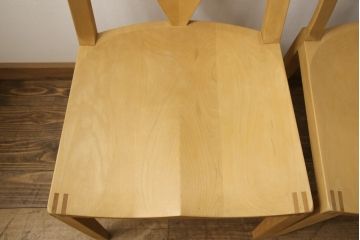 ダイニングチェア4脚をストリップド加工してリメイク!1脚の背もたれの耳をカットし、すべての椅子の座面前方を丸く面取り。現状の塗膜、着色料を剥離し、ワックス仕上げ。