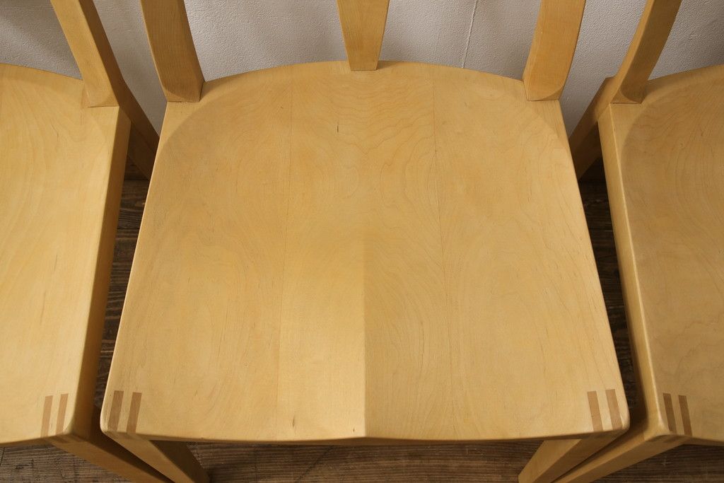 ダイニングチェア4脚をストリップド加工してリメイク!1脚の背もたれの耳をカットし、すべての椅子の座面前方を丸く面取り。現状の塗膜、着色料を剥離し、ワックス仕上げ。