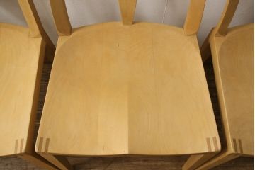 ダイニングチェア4脚をストリップド加工してリメイク!1脚の背もたれの耳をカットし、すべての椅子の座面前方を丸く面取り。現状の塗膜、着色料を剥離し、ワックス仕上げ。