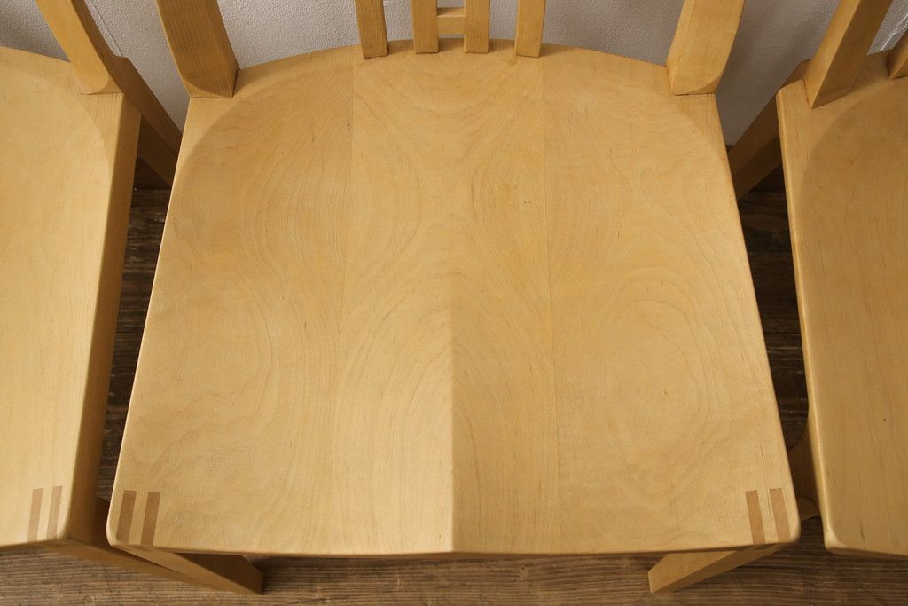 ダイニングチェア4脚をストリップド加工してリメイク!1脚の背もたれの耳をカットし、すべての椅子の座面前方を丸く面取り。現状の塗膜、着色料を剥離し、ワックス仕上げ。