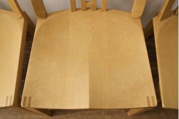 ダイニングチェア4脚をストリップド加工してリメイク!1脚の背もたれの耳をカットし、すべての椅子の座面前方を丸く面取り。現状の塗膜、着色料を剥離し、ワックス仕上げ。