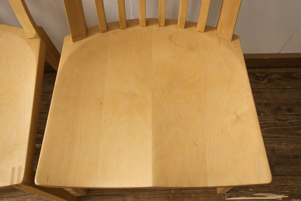 ダイニングチェア4脚をストリップド加工してリメイク!1脚の背もたれの耳をカットし、すべての椅子の座面前方を丸く面取り。現状の塗膜、着色料を剥離し、ワックス仕上げ。