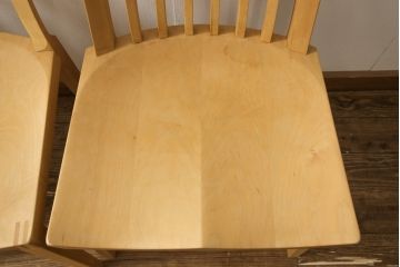 ダイニングチェア4脚をストリップド加工してリメイク!1脚の背もたれの耳をカットし、すべての椅子の座面前方を丸く面取り。現状の塗膜、着色料を剥離し、ワックス仕上げ。