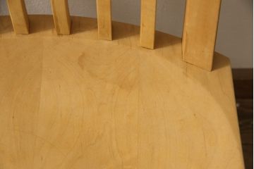 ダイニングチェア4脚をストリップド加工してリメイク!1脚の背もたれの耳をカットし、すべての椅子の座面前方を丸く面取り。現状の塗膜、着色料を剥離し、ワックス仕上げ。