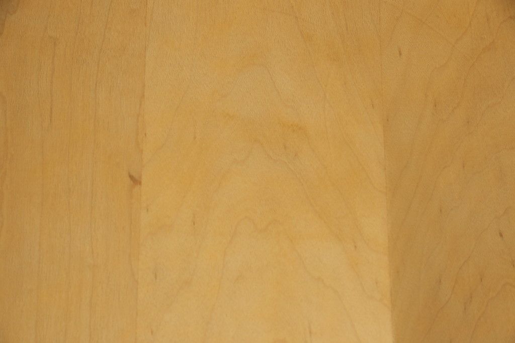 ダイニングチェア4脚をストリップド加工してリメイク!1脚の背もたれの耳をカットし、すべての椅子の座面前方を丸く面取り。現状の塗膜、着色料を剥離し、ワックス仕上げ。