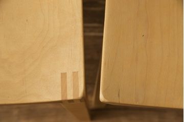 ダイニングチェア4脚をストリップド加工してリメイク!1脚の背もたれの耳をカットし、すべての椅子の座面前方を丸く面取り。現状の塗膜、着色料を剥離し、ワックス仕上げ。