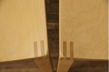 ダイニングチェア4脚をストリップド加工してリメイク!1脚の背もたれの耳をカットし、すべての椅子の座面前方を丸く面取り。現状の塗膜、着色料を剥離し、ワックス仕上げ。