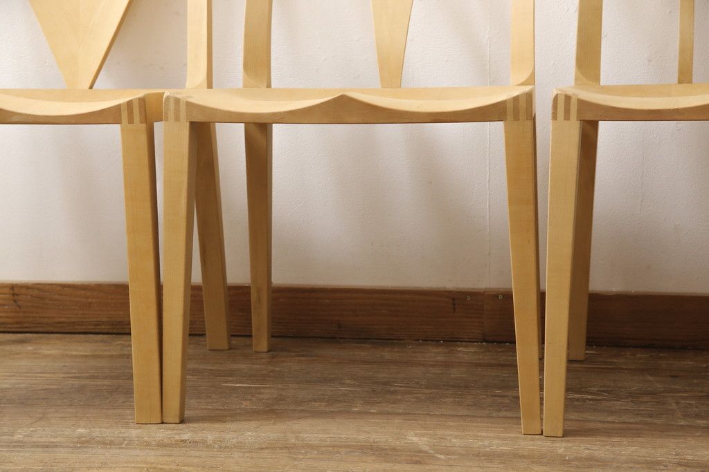 ダイニングチェア4脚をストリップド加工してリメイク!1脚の背もたれの耳をカットし、すべての椅子の座面前方を丸く面取り。現状の塗膜、着色料を剥離し、ワックス仕上げ。