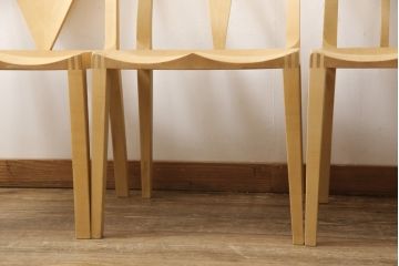 ダイニングチェア4脚をストリップド加工してリメイク!1脚の背もたれの耳をカットし、すべての椅子の座面前方を丸く面取り。現状の塗膜、着色料を剥離し、ワックス仕上げ。