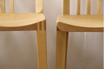 ダイニングチェア4脚をストリップド加工してリメイク!1脚の背もたれの耳をカットし、すべての椅子の座面前方を丸く面取り。現状の塗膜、着色料を剥離し、ワックス仕上げ。