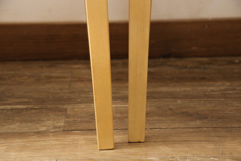 ダイニングチェア4脚をストリップド加工してリメイク!1脚の背もたれの耳をカットし、すべての椅子の座面前方を丸く面取り。現状の塗膜、着色料を剥離し、ワックス仕上げ。