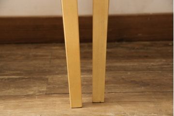 ダイニングチェア4脚をストリップド加工してリメイク!1脚の背もたれの耳をカットし、すべての椅子の座面前方を丸く面取り。現状の塗膜、着色料を剥離し、ワックス仕上げ。