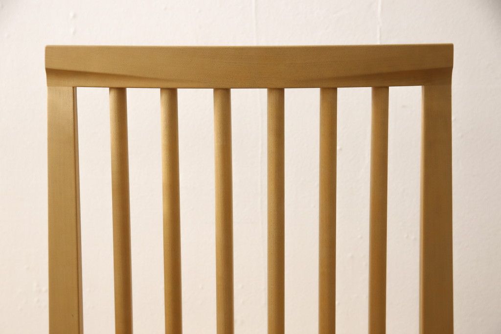 ダイニングチェア4脚をストリップド加工してリメイク!1脚の背もたれの耳をカットし、すべての椅子の座面前方を丸く面取り。現状の塗膜、着色料を剥離し、ワックス仕上げ。