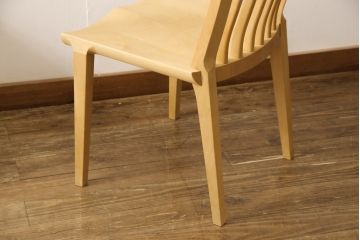 ダイニングチェア4脚をストリップド加工してリメイク!1脚の背もたれの耳をカットし、すべての椅子の座面前方を丸く面取り。現状の塗膜、着色料を剥離し、ワックス仕上げ。