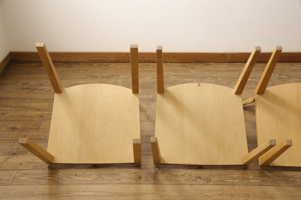 ダイニングチェア4脚をストリップド加工してリメイク!1脚の背もたれの耳をカットし、すべての椅子の座面前方を丸く面取り。現状の塗膜、着色料を剥離し、ワックス仕上げ。