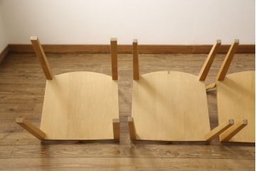 ダイニングチェア4脚をストリップド加工してリメイク!1脚の背もたれの耳をカットし、すべての椅子の座面前方を丸く面取り。現状の塗膜、着色料を剥離し、ワックス仕上げ。