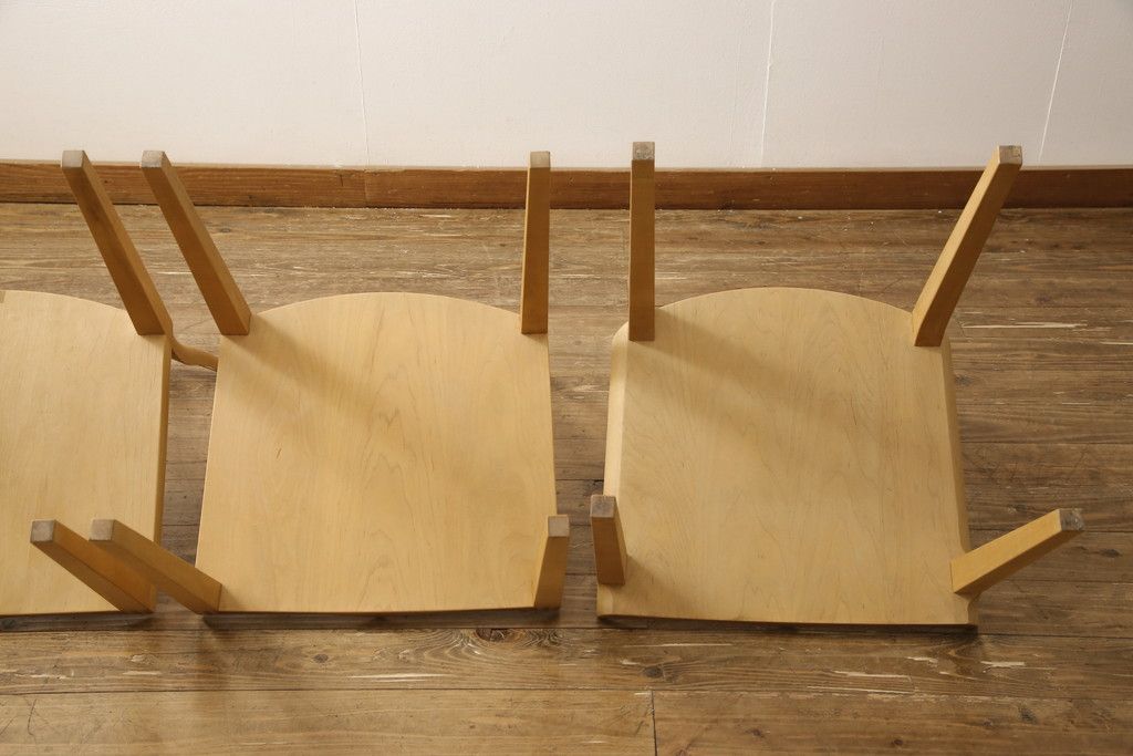 ダイニングチェア4脚をストリップド加工してリメイク!1脚の背もたれの耳をカットし、すべての椅子の座面前方を丸く面取り。現状の塗膜、着色料を剥離し、ワックス仕上げ。