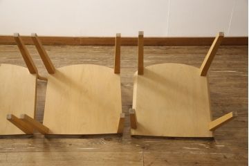 ダイニングチェア4脚をストリップド加工してリメイク!1脚の背もたれの耳をカットし、すべての椅子の座面前方を丸く面取り。現状の塗膜、着色料を剥離し、ワックス仕上げ。