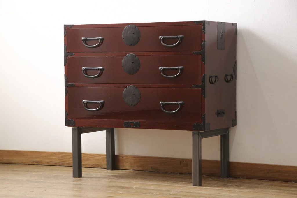 3段重ね桐箪笥の中段・下段を2つの脚付き箪笥にリメイク!中段は1段目をフラップダウン扉に変更。どちらも天板補強とガラス板を追加し、アイアン脚と引き出しにスライドレールを追加。カシュー塗料で仕上げ。