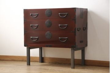 3段重ね桐箪笥の中段・下段を2つの脚付き箪笥にリメイク!中段は1段目をフラップダウン扉に変更。どちらも天板補強とガラス板を追加し、アイアン脚と引き出しにスライドレールを追加。カシュー塗料で仕上げ。