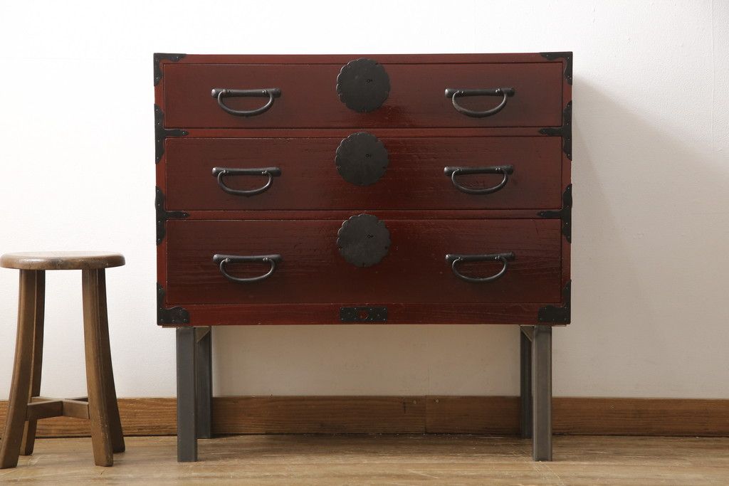 3段重ね桐箪笥の中段・下段を2つの脚付き箪笥にリメイク!中段は1段目をフラップダウン扉に変更。どちらも天板補強とガラス板を追加し、アイアン脚と引き出しにスライドレールを追加。カシュー塗料で仕上げ。