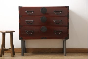 3段重ね桐箪笥の中段・下段を2つの脚付き箪笥にリメイク!中段は1段目をフラップダウン扉に変更。どちらも天板補強とガラス板を追加し、アイアン脚と引き出しにスライドレールを追加。カシュー塗料で仕上げ。