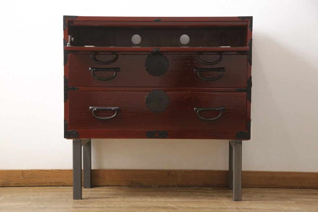 3段重ね桐箪笥の中段・下段を2つの脚付き箪笥にリメイク!中段は1段目をフラップダウン扉に変更。どちらも天板補強とガラス板を追加し、アイアン脚と引き出しにスライドレールを追加。カシュー塗料で仕上げ。