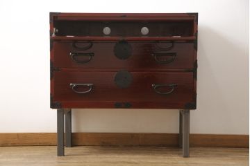 3段重ね桐箪笥の中段・下段を2つの脚付き箪笥にリメイク!中段は1段目をフラップダウン扉に変更。どちらも天板補強とガラス板を追加し、アイアン脚と引き出しにスライドレールを追加。カシュー塗料で仕上げ。