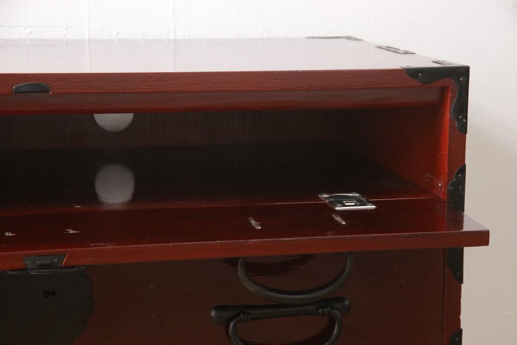 3段重ね桐箪笥の中段・下段を2つの脚付き箪笥にリメイク!中段は1段目をフラップダウン扉に変更。どちらも天板補強とガラス板を追加し、アイアン脚と引き出しにスライドレールを追加。カシュー塗料で仕上げ。