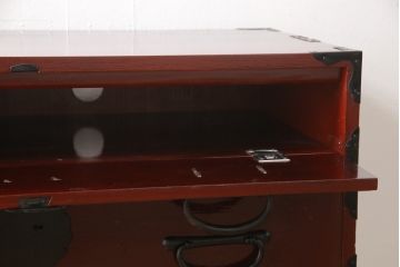 3段重ね桐箪笥の中段・下段を2つの脚付き箪笥にリメイク!中段は1段目をフラップダウン扉に変更。どちらも天板補強とガラス板を追加し、アイアン脚と引き出しにスライドレールを追加。カシュー塗料で仕上げ。